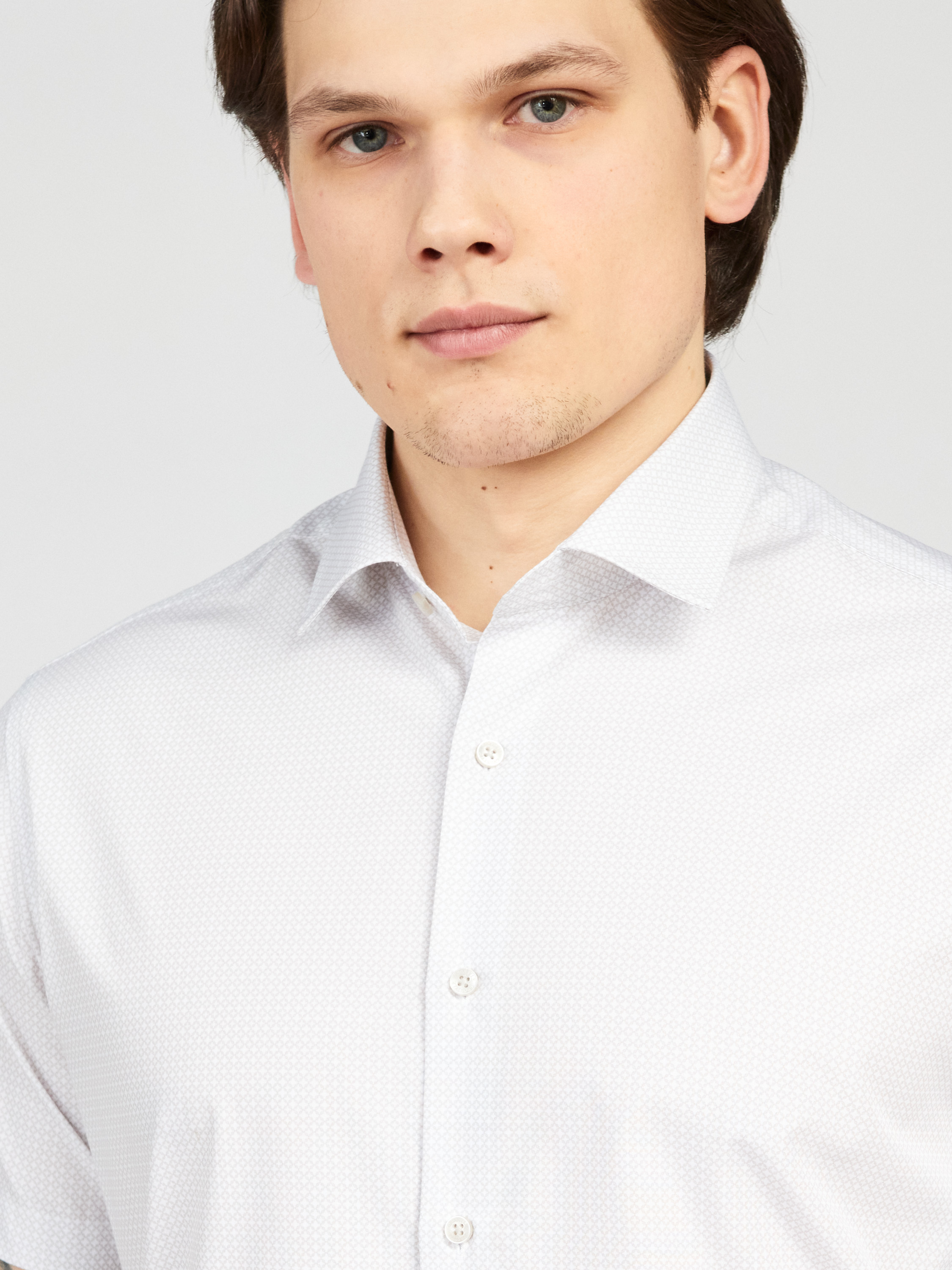 Белая классическая рубашка